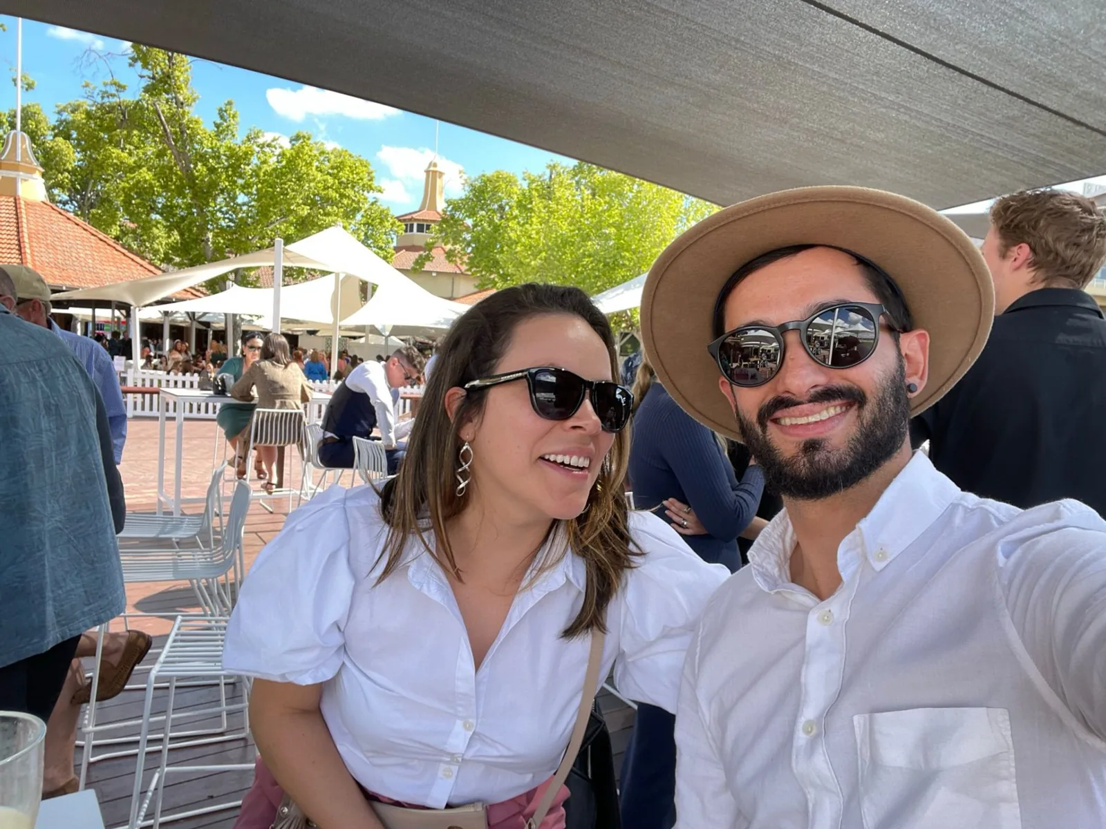Carolina y Nacho en un evento al aire libre en Perth