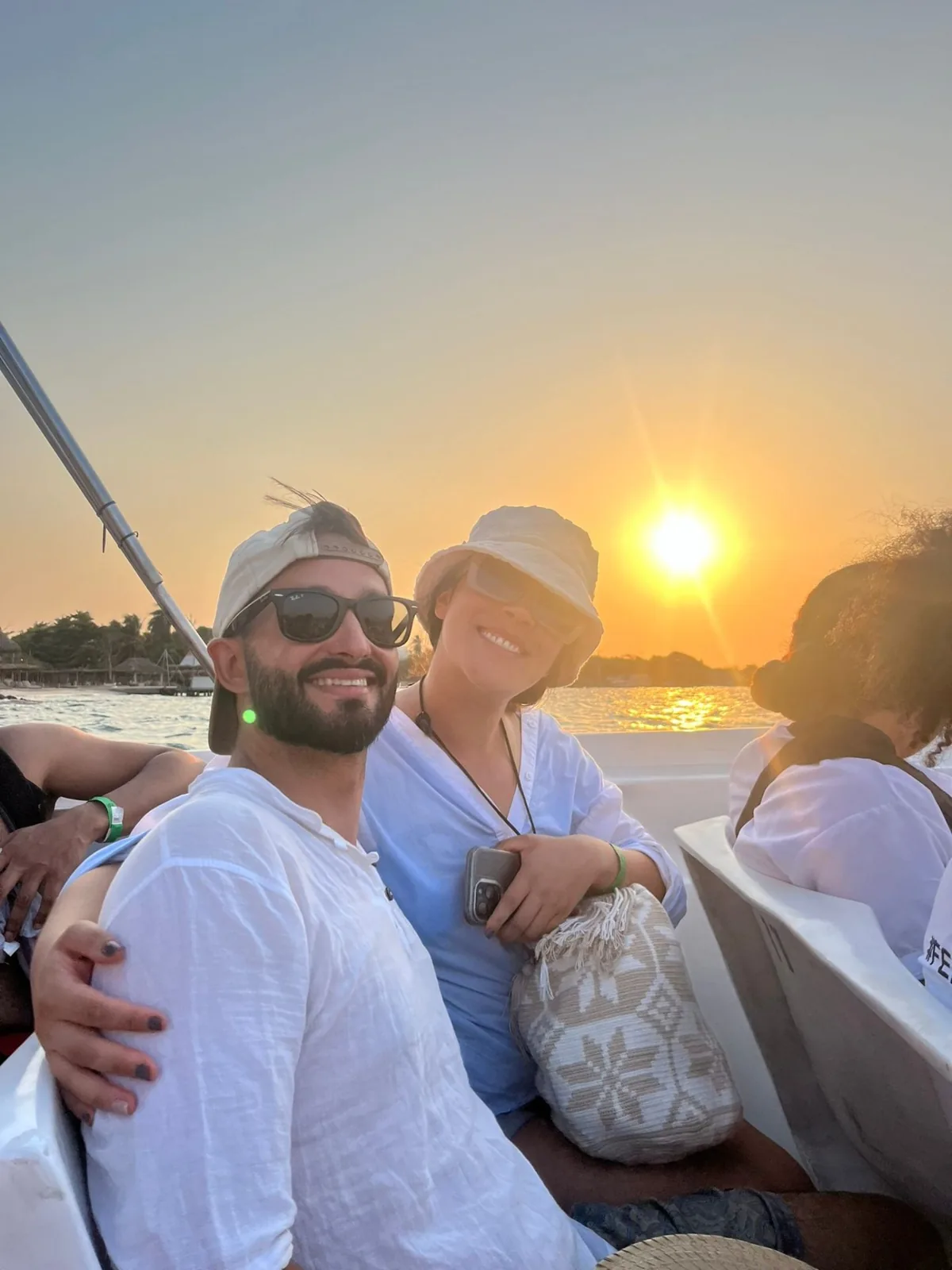 Carolina y Nacho en un paseo en barco al atardecer en Cartagena