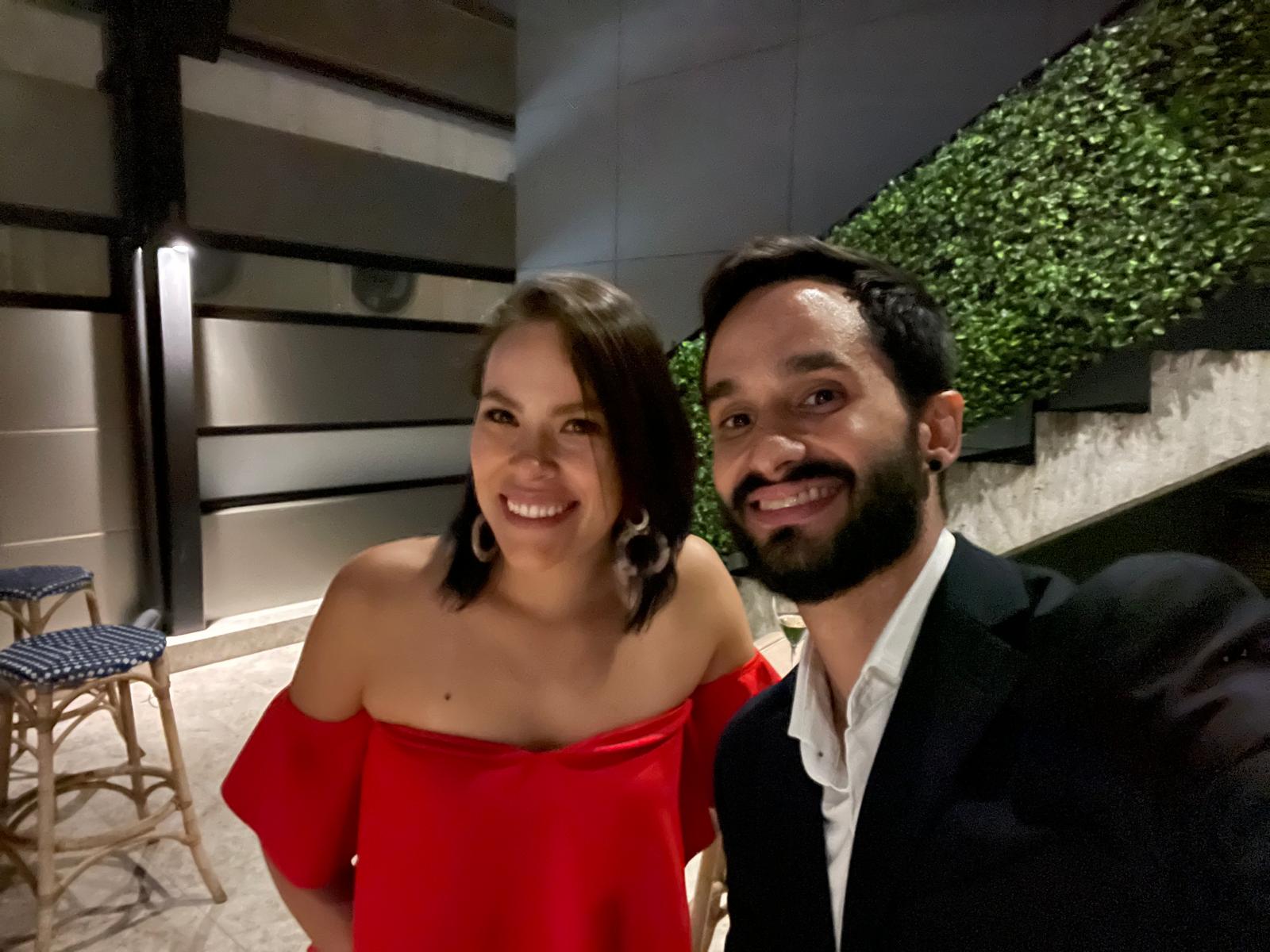 Carolina y Nacho en una playa de arena blanca en Australia