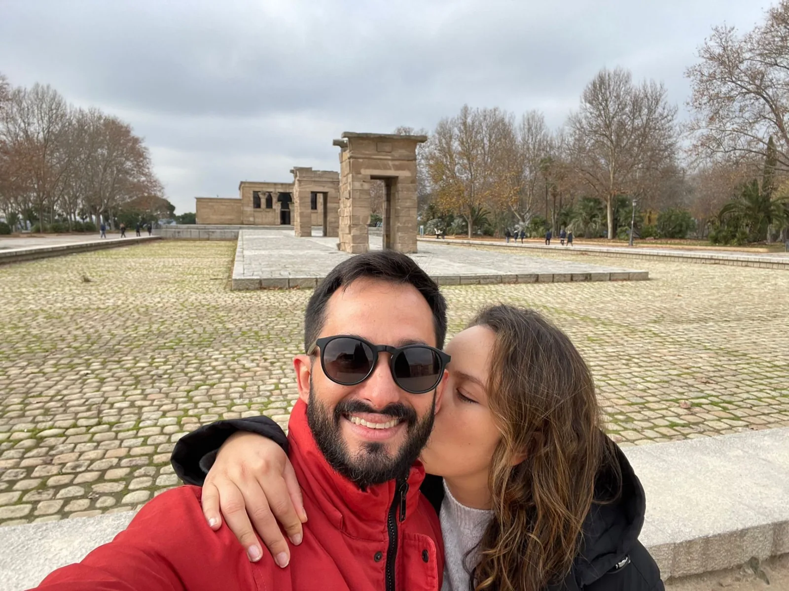 Carolina besando a Nacho en el Templo de Debod, Madrid