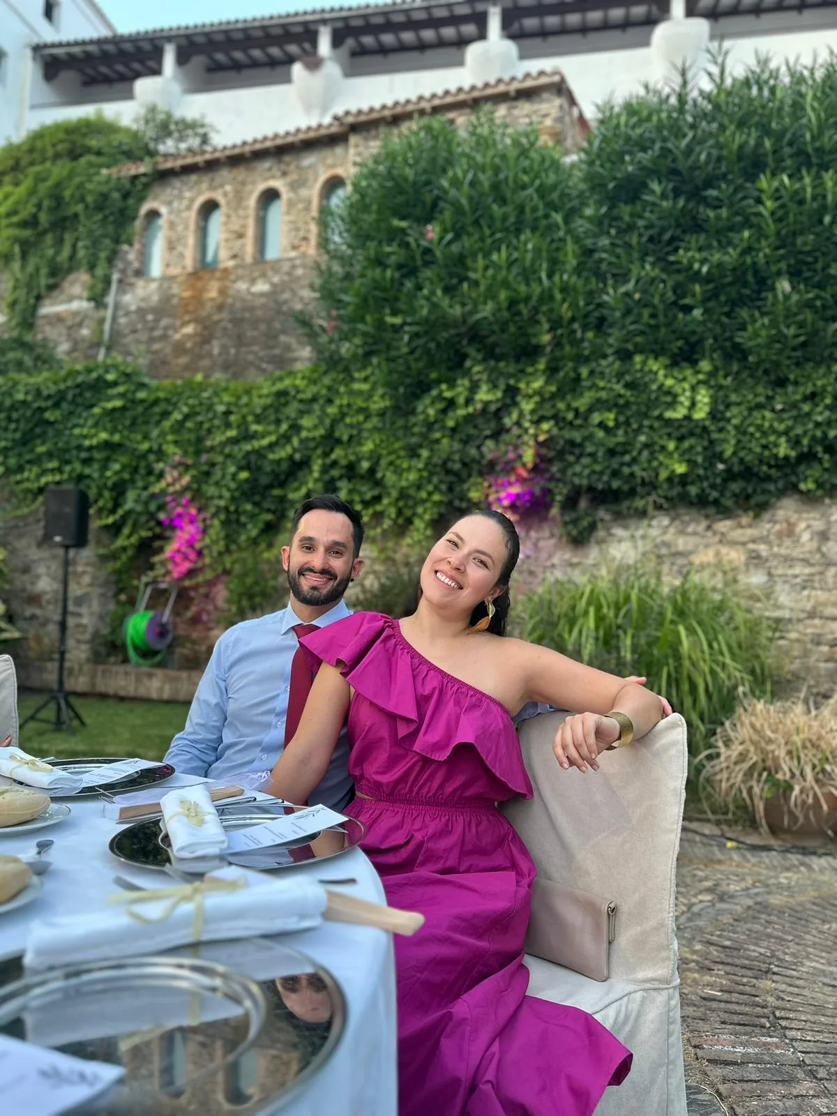 Carolina y Nacho en una cena en el jardín en España