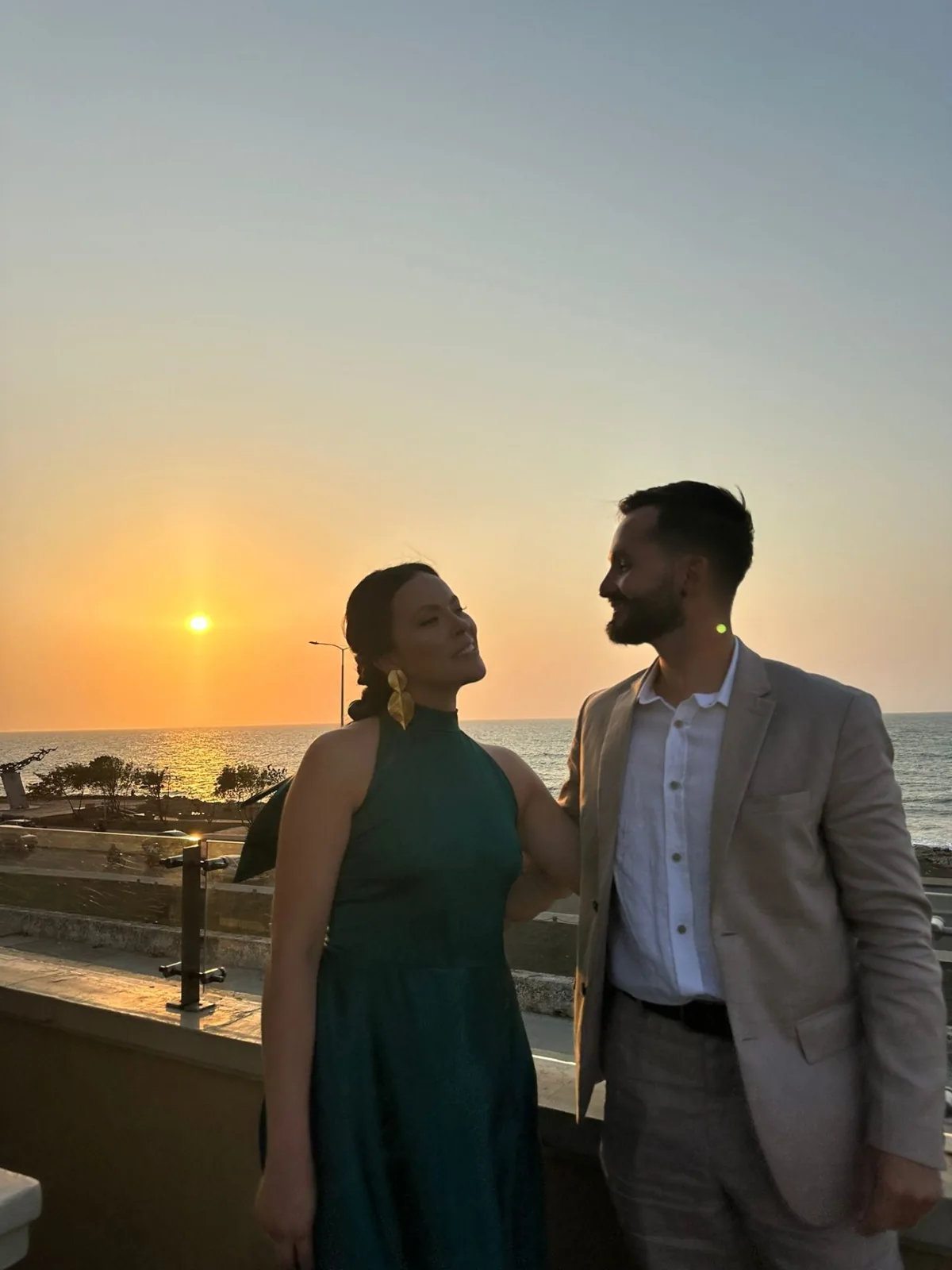 Carolina y Nacho al atardecer junto al mar en Cartagena